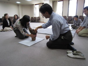 縄文土器の写真(装飾は見事です)