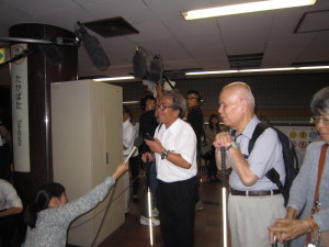 「感想を述べる横井事務局長と会員」の写真