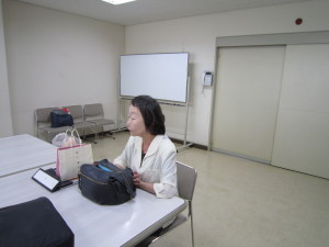 全国盲女性研修大会の報告をする南澤女性部長