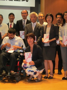 橋井副会長と名身連職員の写真