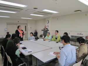 廣瀬さんが話を聞いている参加者の写真