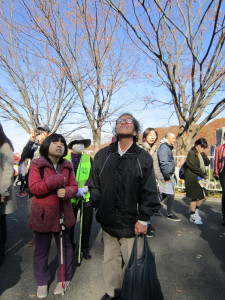 キリンを見上げる参加者の写真