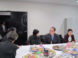 勝俣さんと平野さんは同じテーブルにつき話がはずんでいる様子